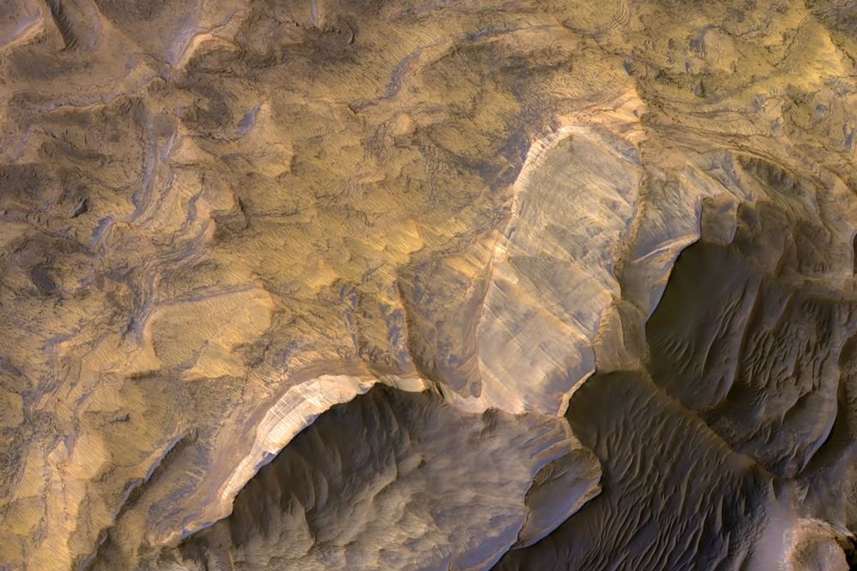 Batu pasir berpola di Mars. Gambar ini merupakan hasil kolaborasi HiRISE dan CRISM.