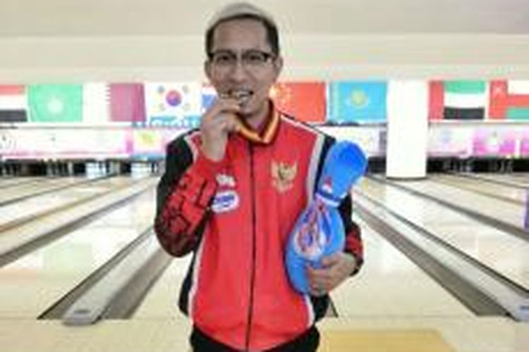 Peboling Indonesia, Ryan Lalisang, berpose dengan medali yang dia dapatkan pada 23rd Asian Tenpin Bowling Championship yang diselenggarakan di Blu-O Rythm & Bowl Ratchayothin, Bangkok, Thailand.