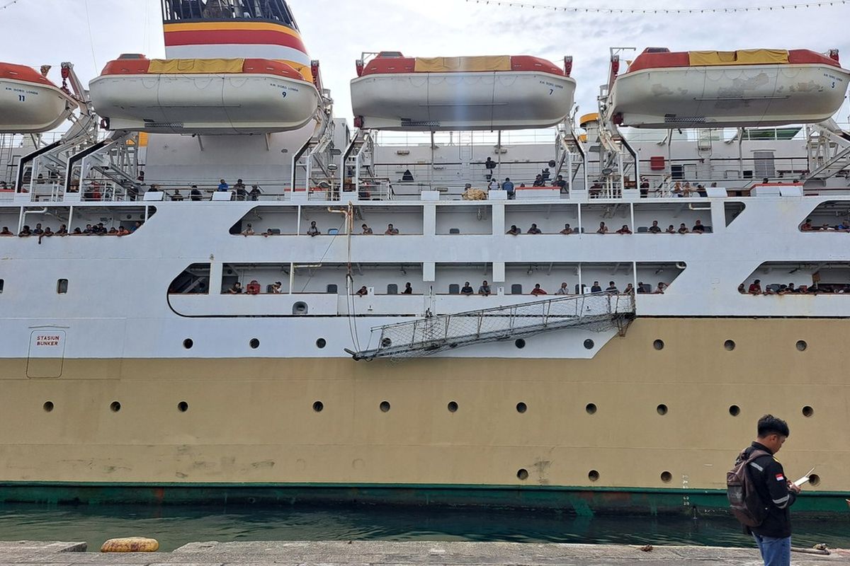 KM Dorolonda saat hendak berlayar dari Pelabuhan Makassar dengan daerah tujuan Surabaya-Jakarta