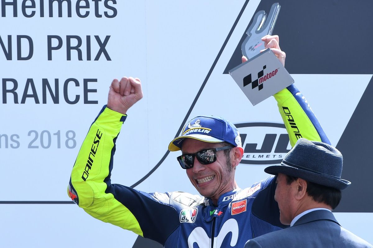 Valentino Rossi saat merayakan podium MotoGP Perancis 2018 di Sirkuit Le Mans, 20 Mei 2018. Kala itu, Rossi memulai balapan dari urutan kesembilan.