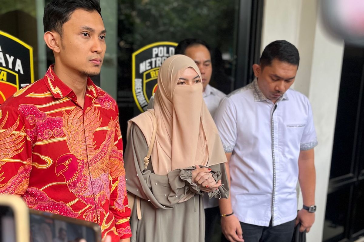 Wardatina Mawa Selesai Diperiksa 4,5 Jam, Dihadapi 27 Pertanyaan Soal Dugaan Perzinaan