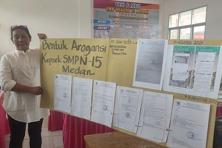 Sejumlah guru berstatus ASN pada Sabtu (16/9/2023), saat menunjukkan bukti intimidasi dan pungli yang dilakukan Kepala SMPN 15 Medan. 

