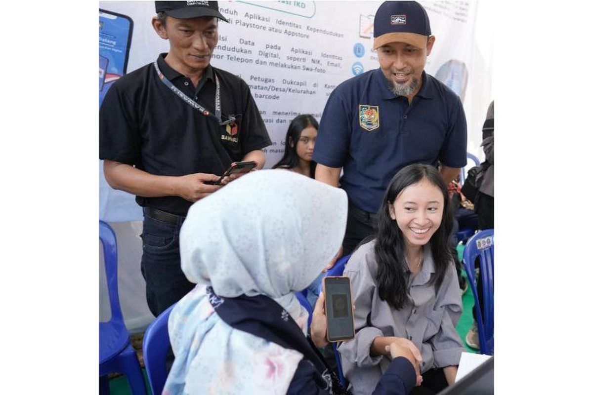 Kini, mengurus administrasi kependudukan bisa dilakukan di rumah lewat aplikasi.