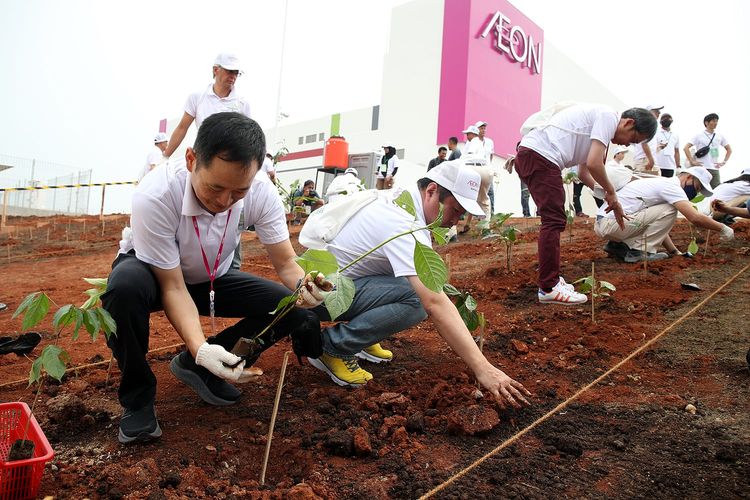 Aeon Mall Deltamas menggelar Aeon Hometown Forest Creation, Tree Planting Festival dengan penanaman 3.000 bibit tanaman pada 9 Desember 2023.