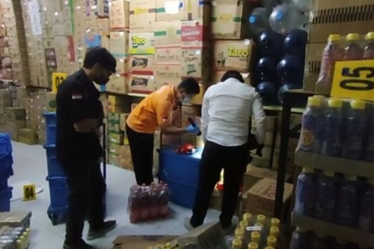 Tim Resmob Satreskrim Polres Brebes pimpinan Aiptu Titok Ambar Pramono, bersama Unit Reskrim Polsek Kersana dan tim Inafis Polres Brebes olah TKP pencurian minimarket di Kecamatan Kersana, Senin (28/3/2022)