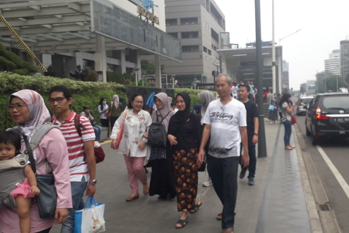 Suasana pintu keluar Stasiun MRT Bundaran HI di Jalan Jenderal Sudirman, Jakarta Pusat, Rabu (17/4/2019) siang.