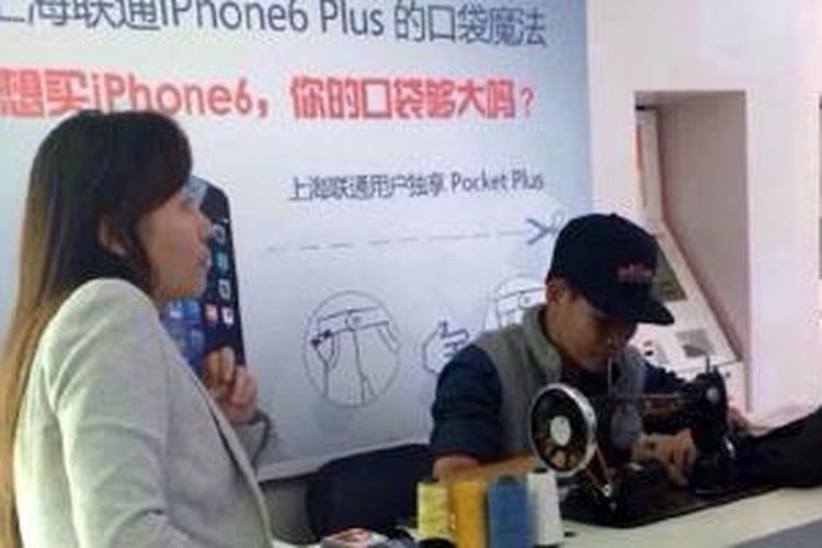 Jasa layanan memperbesar kantung celana bagi pembeli iPhone 6 Plus oleh operator Tiongkok, China Unicom