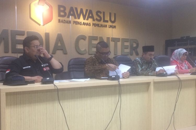 Badan Pengawas Pemilu (Bawaslu) RI Melakukan Konferensi Pers Terkait Pengawasan Proses Pemungutan Pilkada Serentak 2018, di Kantor Bawaslu, Jakarta, Rabu (27/6/2018).
