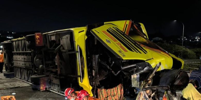 Tangis Pilu Suami Korban Kecelakaan Bus Cahaya Trans di Tol Krapyak: Kenapa Tidak Saya Saja yang Diambil?

Baca selengkapnya: 

_RKD #suami #CahayaTrans #kecelakaan