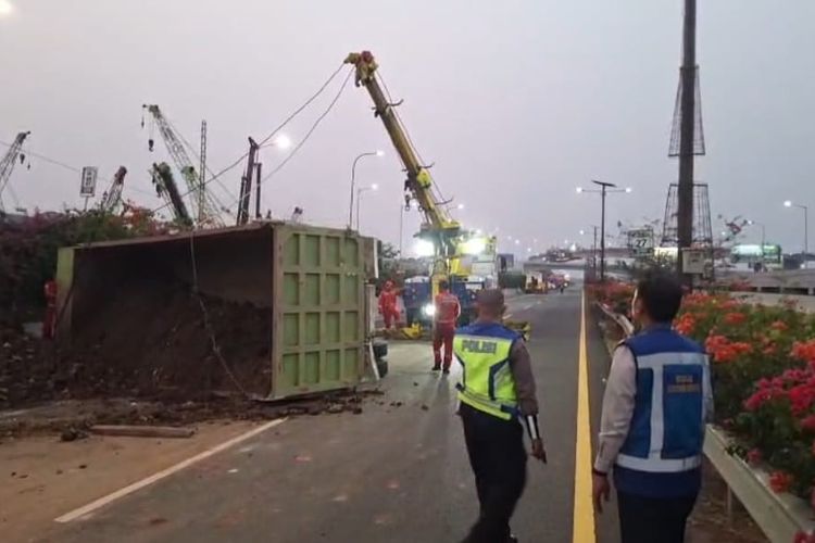 Tol Dalam Kota Arah Bandara Soetta Macet Panjang Imbas Truk Tanah Terguling
