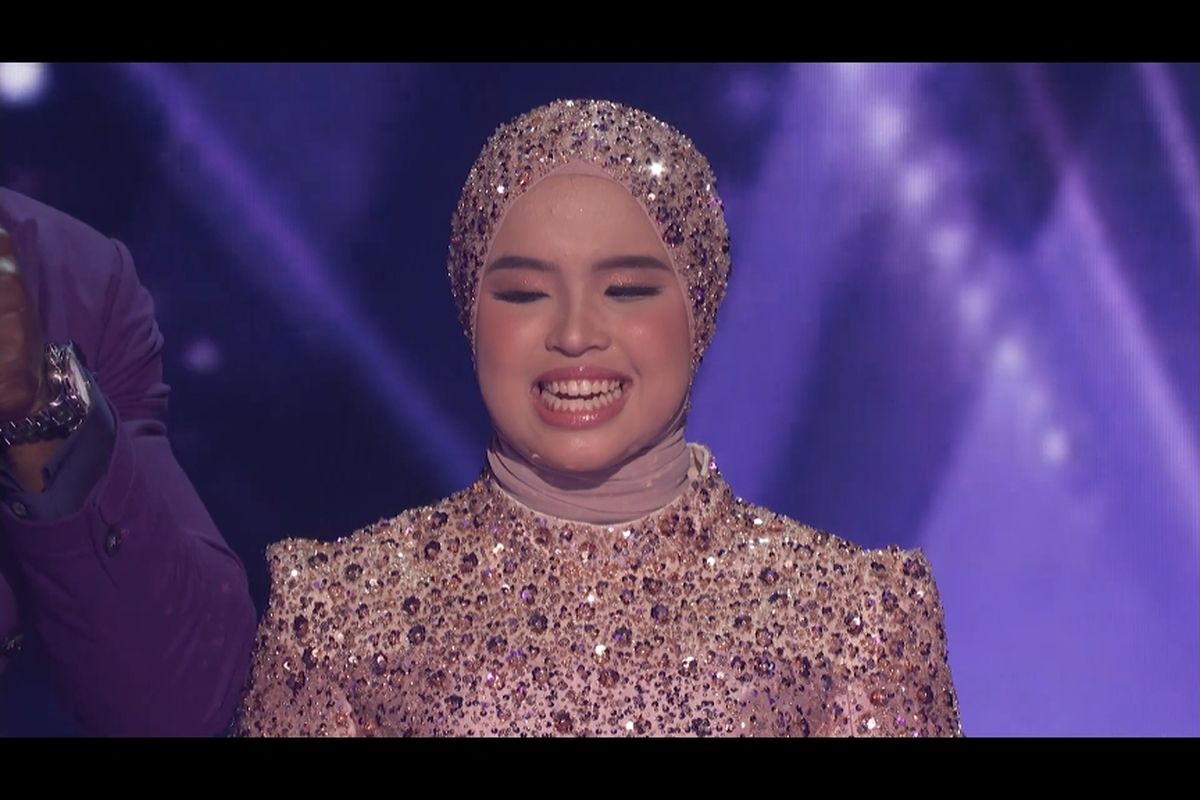 Penyanyi Putri Ariani tampil membawakan lagu U2 berjudul I Still Haven't Found What I'm Looking For di babak semifinal America's Got Talent 2023.