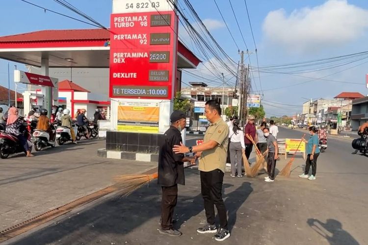 Antrean BBM Picu Tumpukan Sampah, Bupati Jembrana Gerakkan Aksi Bersih-bersih