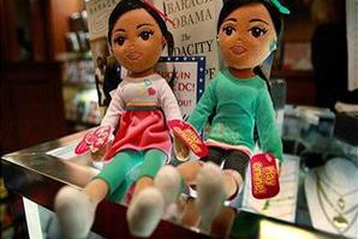 Boneka Marvelous Malia dan Sweet Sasha menuai protes ibu negara AS Michelle Obama.