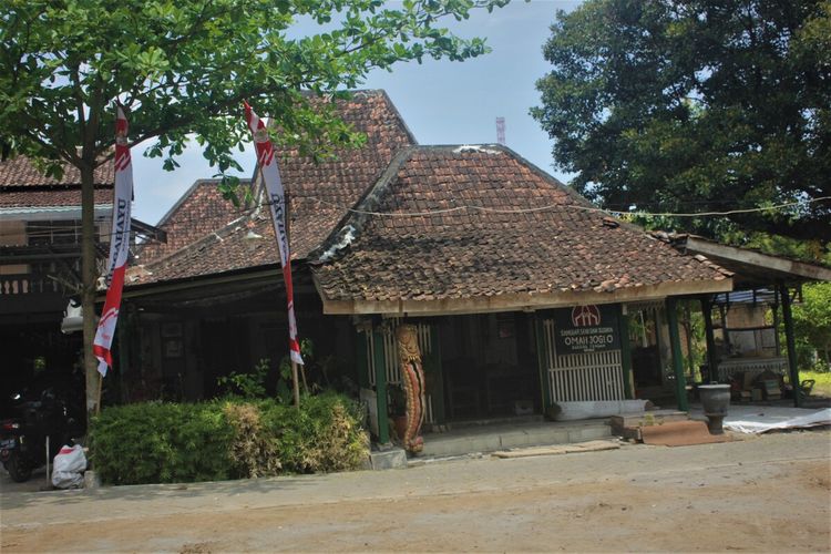 Rumah Joglo yang dibangun oleh Kanjeng Pangeran Satsro Widekso atau Darmo Menggolo pada tahun 1750 masih dalam kondisi bagus.