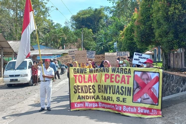 Penyerahan 800 tanda tangan petisi pemecatan Sekdes Banyuasin Kembaran Kabupaten Purworejo Diduga Minum Alkohol  diwarnai aksi unjuk rasa di Balai desa setempat.