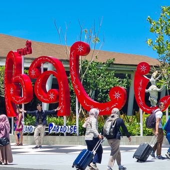 Tulisan Bali di Bandara I Gusti Ngurah Rai, Selasa (19/12/2023).