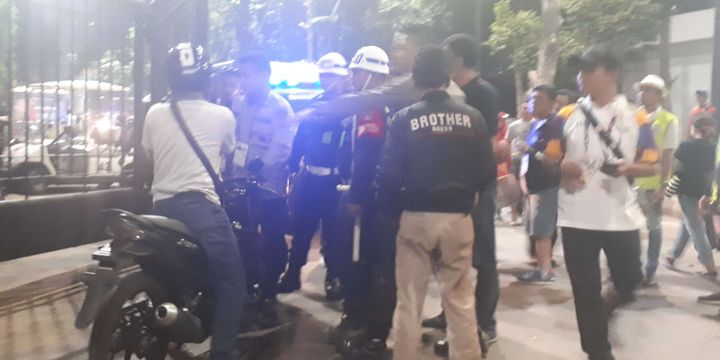 Sebuah keributan terjadi di depan pintu 5, Gelora Bung Karno (GBK) pada Jumat (31/8/2018) sekitar pukul 21.50 WIB. 