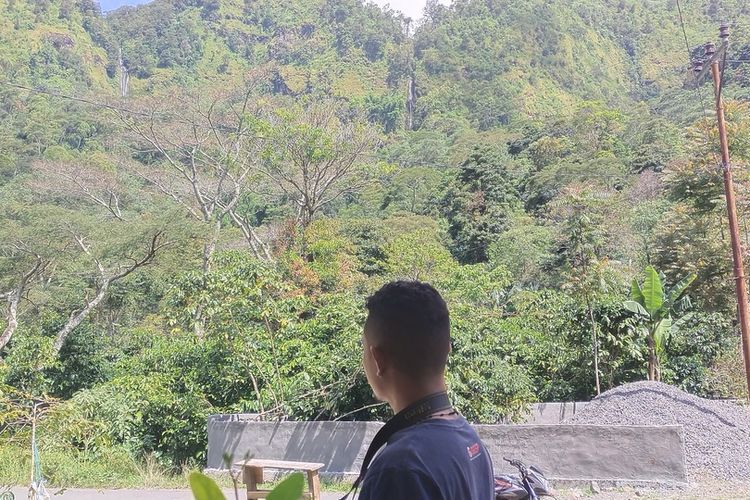 2 Air terjun di desa Ulu Wae, Kec. Lambaleda Timur, Manggarai Timur, NTT dapat dilihat langsung dari Kedai KOPI DO Colol, Sabtu, (30/4/2022). (KOMPAS.com/MARKUS MAKUR)