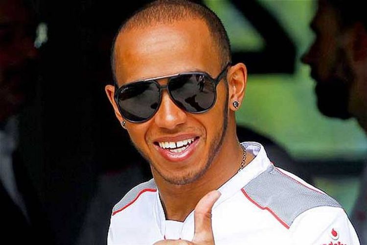 Lewis Hamilton saat memiliki masalah dengan rambut