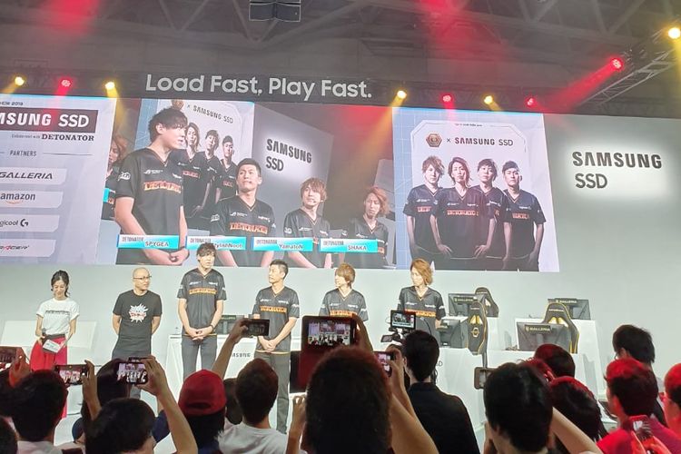 Booth Samsung SSD yang menampilkan tim e-sports Detonator