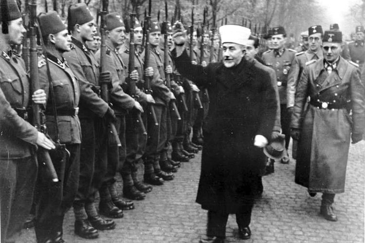 Syaikh Muhammad Amin Al Husaini di hadapan militer Bosnia ketika beraliansi dengan Nazi Jerman pada 1943.