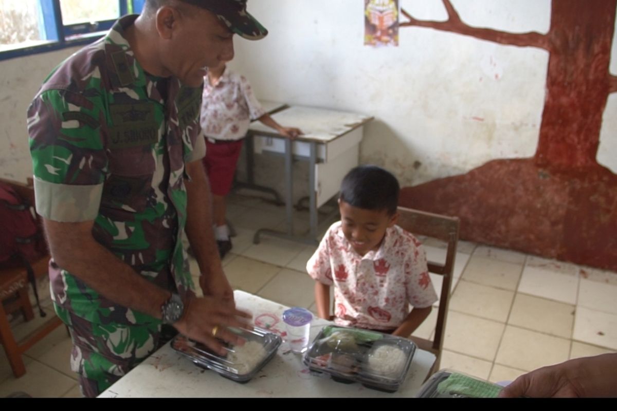 KARO, K160-19 07012024 Siswa SD Negeri Sumbul Bawa Pulang Makanan Bergi Untuk Dimakan Bersama Ibu dan adik