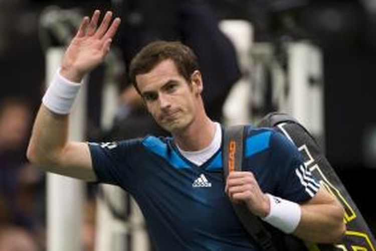 Petenis Inggris Andy Murray melambaikan tangan kepada penonton saat meninggalkan lapangan setelah kalah dari Marin Cilic (Kroasia) pada perempat final ABN AMRO World Tennis Tournament di Rotterdam, Belanda, Jumat (14/2/2014). Murray kalah 3-6, 4-6.