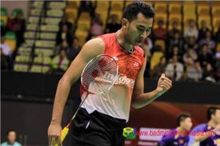 Tunggal putra Indonesia, Tommy Sugiarto, mengepalkan tangan usai menundukkan tunggal China, Wang Zhengming, pada babak perempat final Hongkong Open Superseries 2013, di Hongkong Coliseum, Jumat (22/11/2013). 