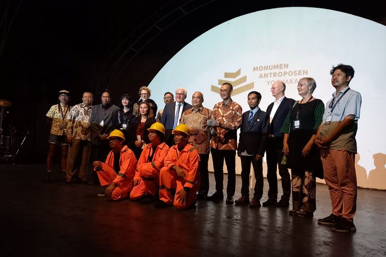 Nilu kurator seni saat menunjukkan bata yangbterbuat dari sampah plastik, bata ini digunakan untuk membangun candi baru di Piyungan, Jumat (17/6/2022)