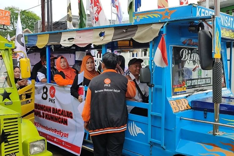 Sejumlah kader dan simpatisan PKS Kabupaten Kuningan Jawa Barat mendaftar ke kantor KPU, Senin pagi (8/5/2023). Mereka menggunakan odong odong sebagai kendaraan untuk mendaftar dan mengantarkan seluruh calon anggota legislatif Kabupaten Kuningan.