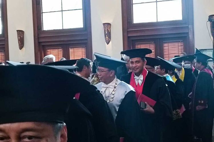 Wakil Menteri Hukum dan Hak Asasi Manusia (Wamenkumham) Edward Omar Sharif Hiariej saat mengenakan toga hadir dalam pengukuhan guru besar UGM di Balai Senat.