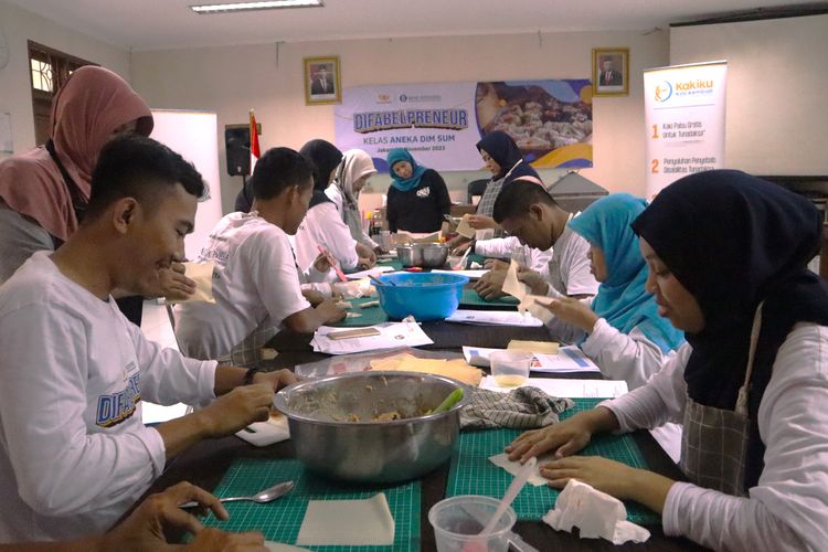 Yayasan Visi Mahakarya menggelar Difabelpreneur, yakni pelatihan kewirausahaan bagi difabel tunadaksa.