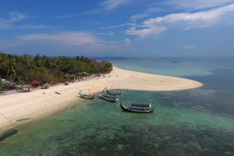 Pantai di Pulau Gili Labak, Madura