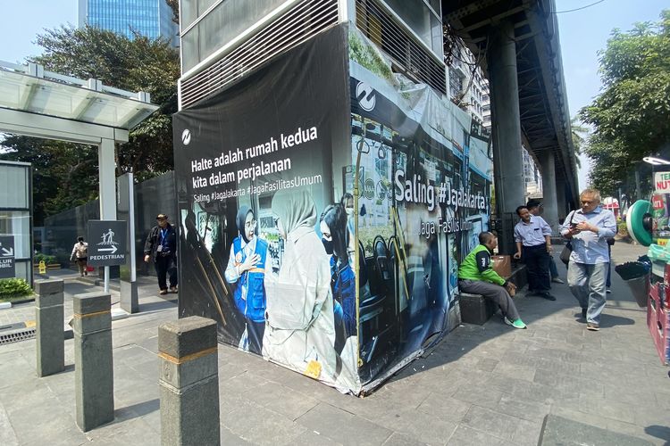 Lift Halte Senayan Kembali Beroperasi, Warga Soroti Spanduk yang Masih Menutupinya