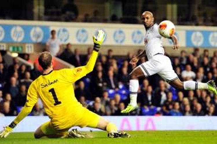 Penyerang Tottenham Hotspur, Jermain Defoe, mencetak gol saat melawan Tromso pada pertandingan penyisihan Grup K Liga Europa, Kamis atau Jumat (20/9/2013) dini hari WIB. 