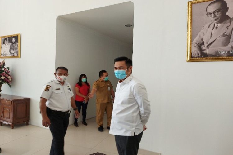 Wakil Ketua DPRD Sulut James Arthur Kojongian saat berada di loby lantai III usai memberikan klarifikasi kepada Badan Kehormatan di kantor DPRD Sulut, Senin (1/2/2021)