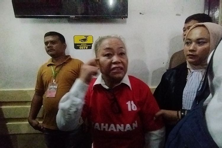 Terdakwa kasus pembunuhan suami sendiri, Tiromsi Sitangggang, keluar dari ruang sidang Cakra 4 usai mengikuti sidang keputusan di Pengadilan Negeri (PN) Medan, Kamis (17/7/2025).