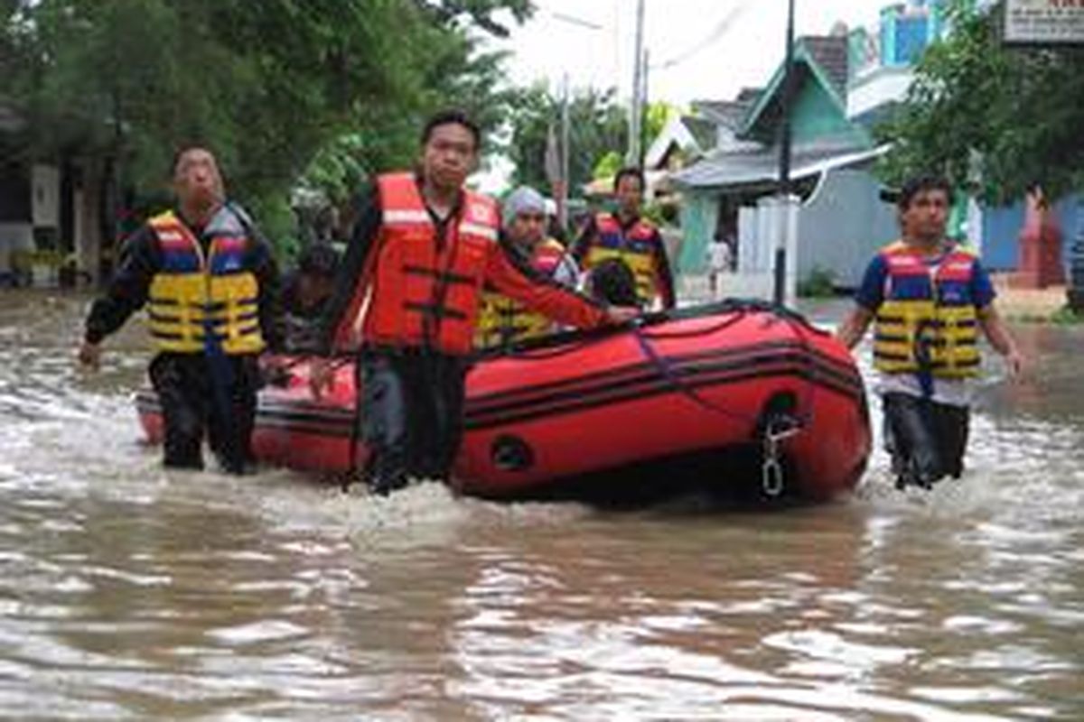 Evakuasi korban banjir Madiun pada 26 Desember