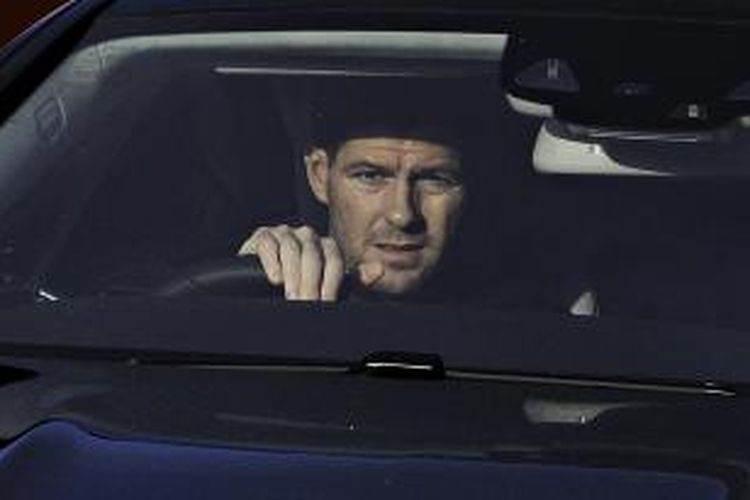 Kapten Liverpool Steven Gerrard mengendari mobil usai mengikuti sesi latihan di Liverpool, pada Jumat (2/1/2014). Pada hari itu juga, Gerrard menyatakan akan meninggalkan Liverpool setelah kontraknya habis akhir musim ini.