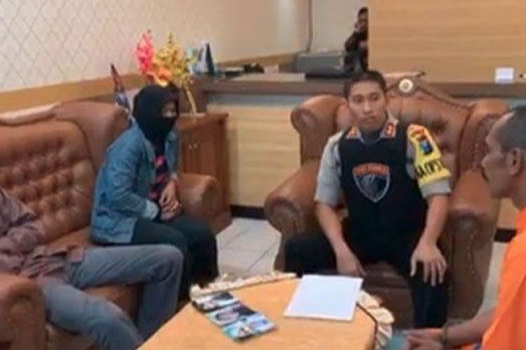 Hori dipertemukan dengan Lasmi dan Hartono di ruang Polres Lumajang oleh Kapolres Lumajang , AKBP M Arsal Sahban, Jumat (14/6/2019). 
