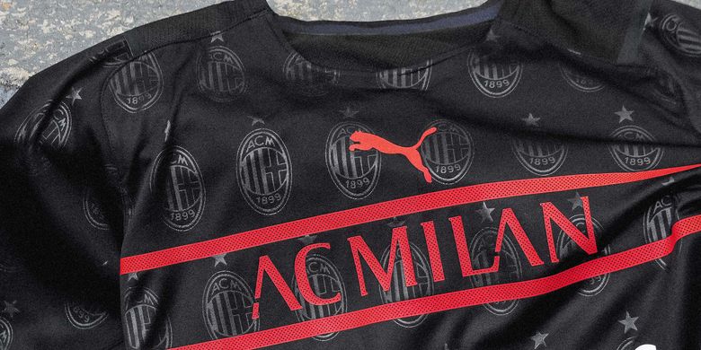 Nama klub, lampang PUMA, hingga sponsor, mengisi bagian depan jersey ketiga AC Milan untuk musim 2021-2022. Selain itu, ada juga detail lambang AC Milan yang dicetak timbul, memenuhi bagian depan hingga lengan belakang.