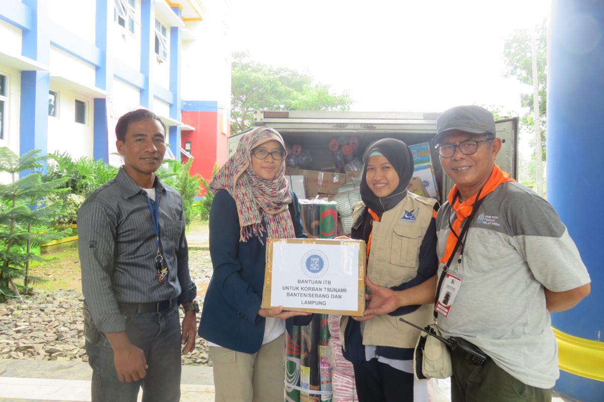 Bantuan ITB bagi korban Tsunami Banten diserahkan Kasubdit Humas dan Publikasi ITB, Fivien Nur Savitri, dan diterima langsung Koordinator Tim Relawan Kemenristekdikti, Imam Yuwono, di Posko Bantuan Kemenristekdikti, SMKN 3 Pandeglang, Banten, pada Jumat (28/12/2018).