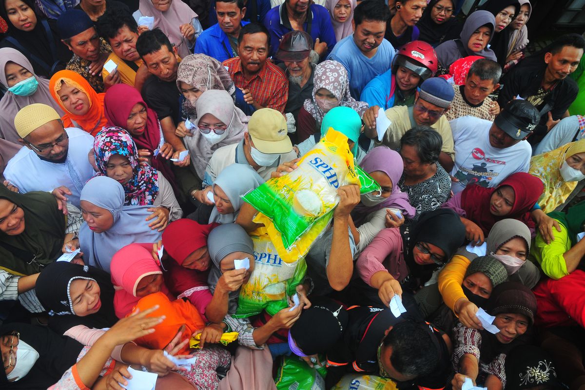 Warga antre membeli beras saat kegiatan Gerakan Pangan Murah di Mejobo, Kudus, Jawa Tengah, Jumat (8/3/2024). Gerakan pangan murah yang digelar pemerintah setempat bekerja sama dengan Badan Urusan Logistik (BULOG) itu menjual berbagai macam kebutuhan pokok dengan harga lebih murah dari pasar untuk menstabilkan harga bahan pangan menjelang bulan Ramadhan. 