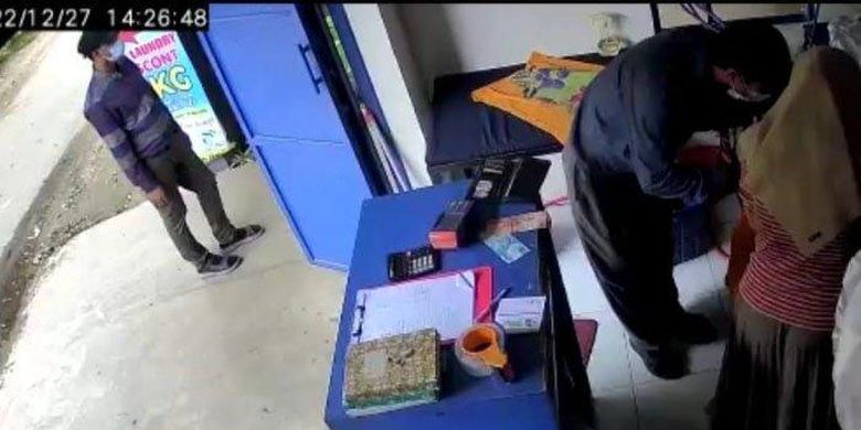 Rekaman kamera CCTV di toko milik agen BRILink di Desa Beji, Kecamatan Jenu, Kabupaten Tuban. 