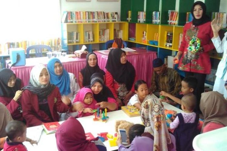 Para ibu mendapat edukasi mengenai gizi seimbang untuk bayi dan balita di Posyandu Kemala, Pontianak, Kalimantan Barat.