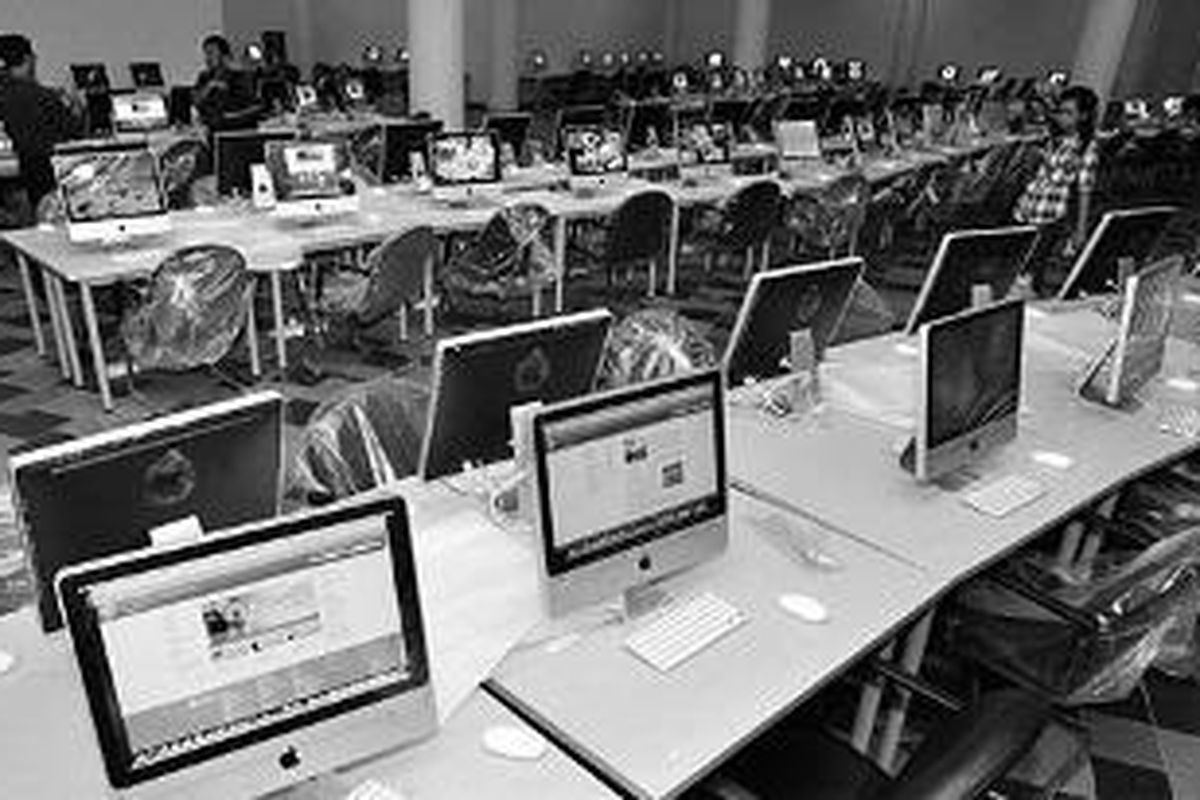 Perpustakaan Pusat Universitas Indonesia  atau dikenal dengan nama The Crystal Knowledge di Kampus UI, Depok, Jawa Barat, akhirnya diresmikan Jumat (13/5/2011). 