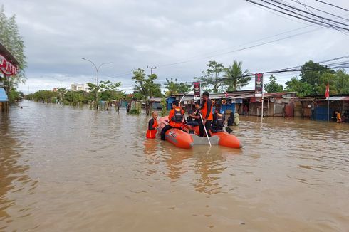 Cerita Tim SAR Evakuasi Penderita Stroke yang Terjebak Banjir di Sorong