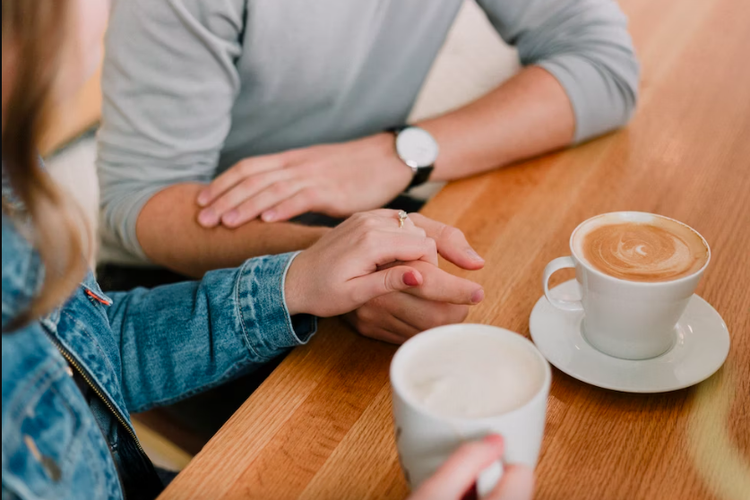 Ilustrasi komunikasi terbuka jadi kunci mengatasi masalah perselingkuhan