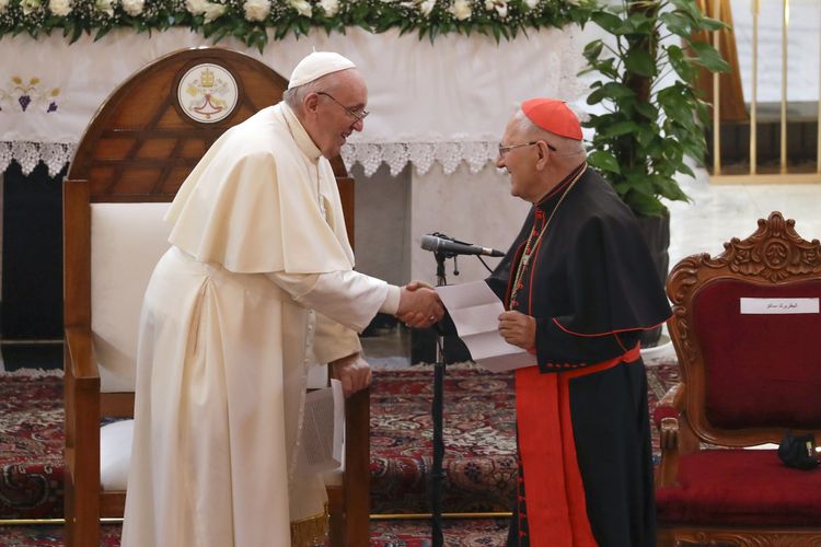 Paus Fransiskus disambut oleh patriark Khaldea, Kardinal Louis Sako, di Katedral Sayidat Al Nejat (Our Lady of Salvation), di Baghdad, Irak, pada Jumat (5/3/2021).