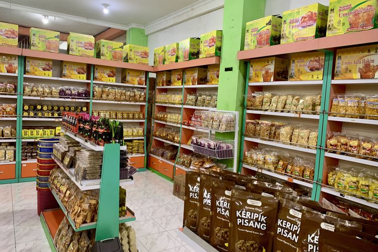 Toko oleh-oleh khas Minangkabau di Kota Padang, Sumatera Barat.